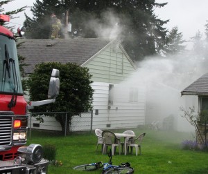 Kitchen fire spreads to attic in Everett